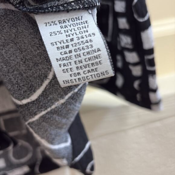 Habitat women’s XL Black and White Geometric button up top - Picture 3 of 6